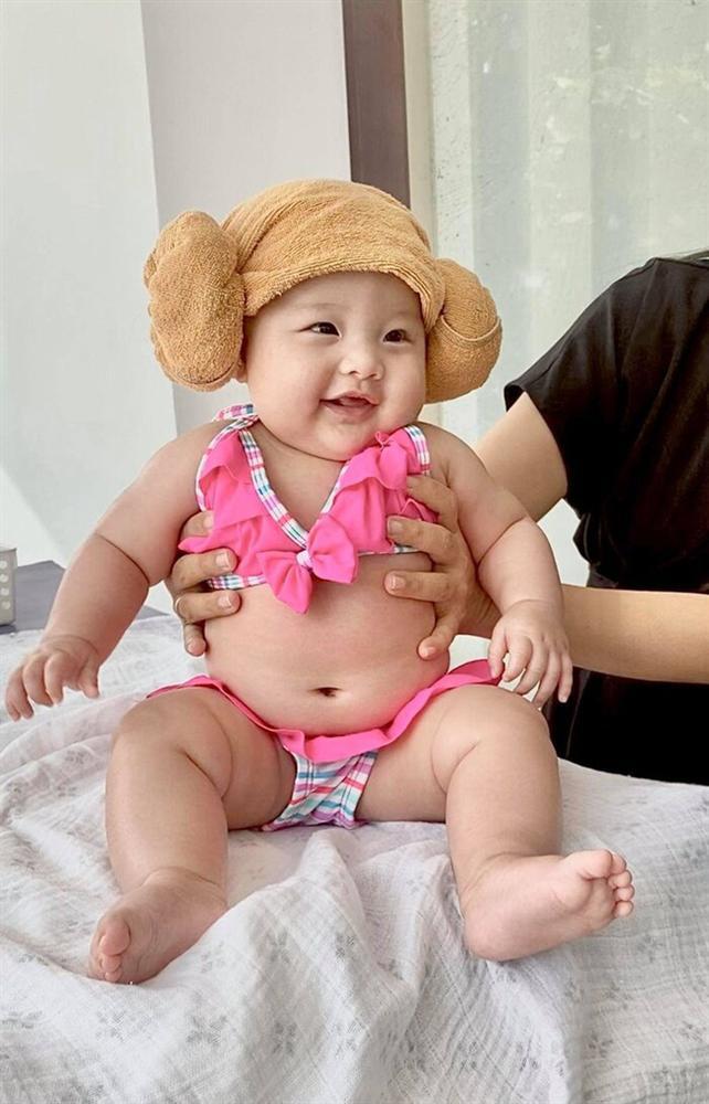 Cưng muốn xỉu ảnh cháu gái 3 tháng tuổi của Trấn Thành lần đầu được mẹ cho diện bikini-3