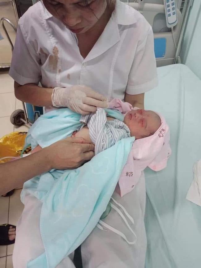 Hà Nội: Bé sơ sinh bị vứt ở hố gas 3 ngày giữa trời nắng 40 độ, kiến giòi bu khắp người-2