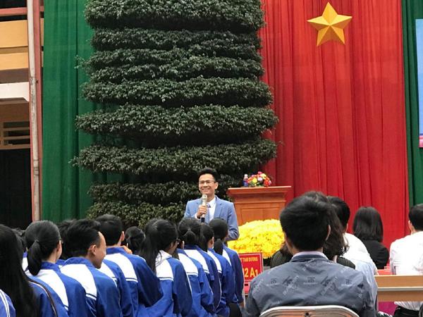 Đột phá hình online cùng ‘ngôi sao hình học’- thầy Phạm Hữu Giang-2