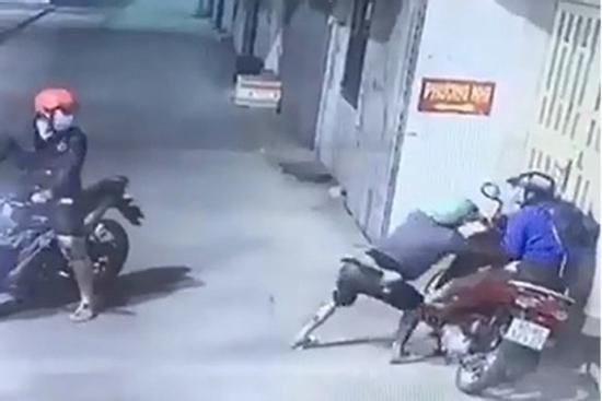 Cô gái cướp xe ôm rồi sang Anh ở với mẹ