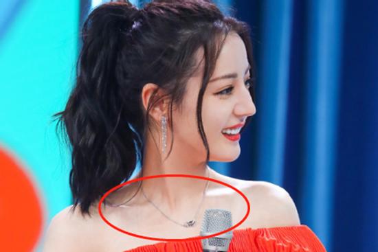 Địch Lệ Nhiệt Ba bị dân mạng chỉ trích vì cố tình khoe khoang sự giàu có