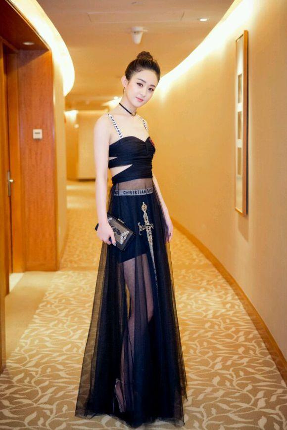 Những lần hiếm hoi Triệu Lệ Dĩnh lên đồ khoe da thịt táo bạo-5