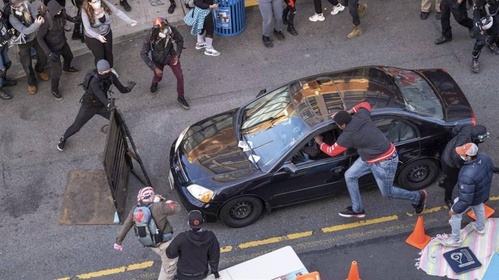 Người đàn ông lao vào giữa đám đông biểu tình ở Seattle và... bắn-1