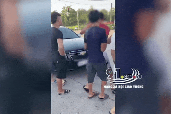 Clip: Bị nhắc đỗ ô tô ở cổng bệnh viện, người đàn ông lao xuống bóp cổ bảo vệ-1