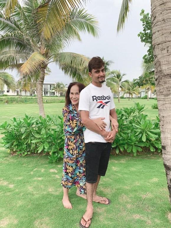 Cô dâu 65 tuổi khoe được chồng bóp chân: Nếu chọn lại, tôi vẫn chọn anh ấy-6