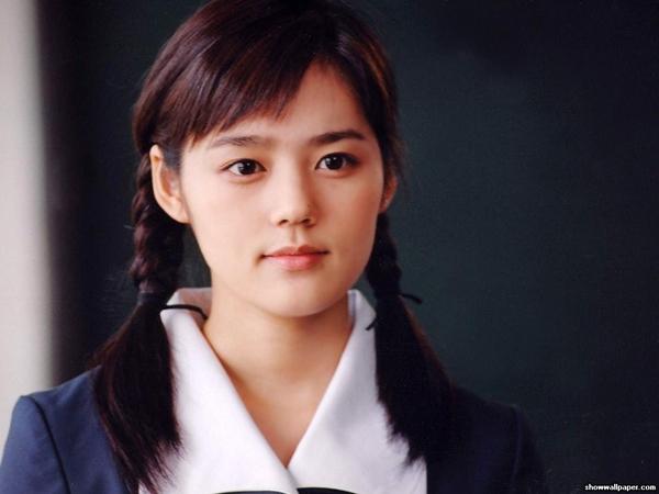 Năm 2005, Han Ga In kết hôn với tài tử Yeon Jung Hoon. Sau đám cưới, Yeon Jung Hoon bị ví là 