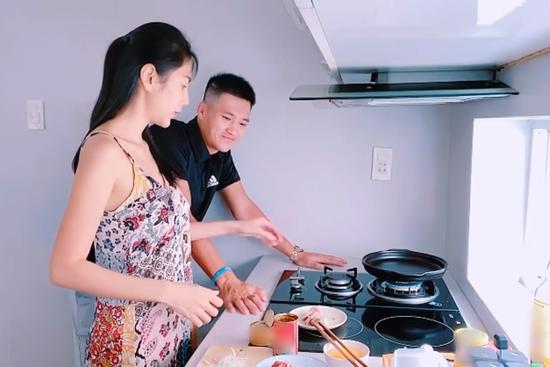 Thuỷ Tiên than 'nẫu ruột' khi trái cây hỏng trong tủ lạnh, dân mạng phát hiện điểm đáng ngờ