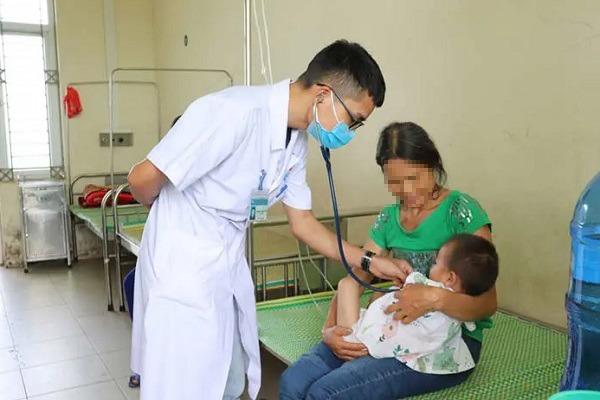 Bố mẹ bỏ quên con trên ô tô giữa trời nắng nóng 40 độ, bé trai 19 tháng suýt chết-1