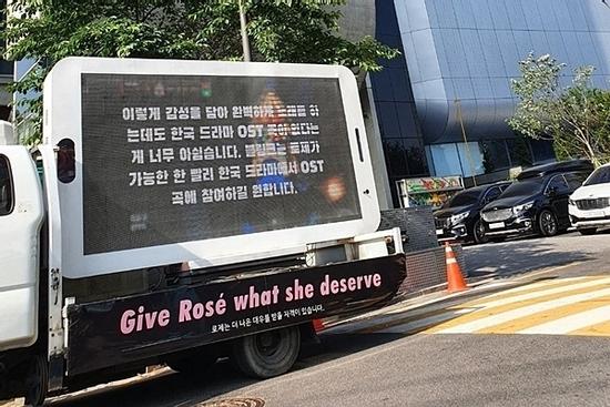 Fan của Rosé bị chỉ trích 'làm mất mặt idol' trước tòa nhà YG
