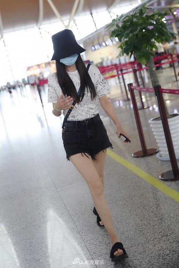 Chị đại Xa Thi Mạn chẳng ngán khi đọ chân thon với đàn em Angelababy-1