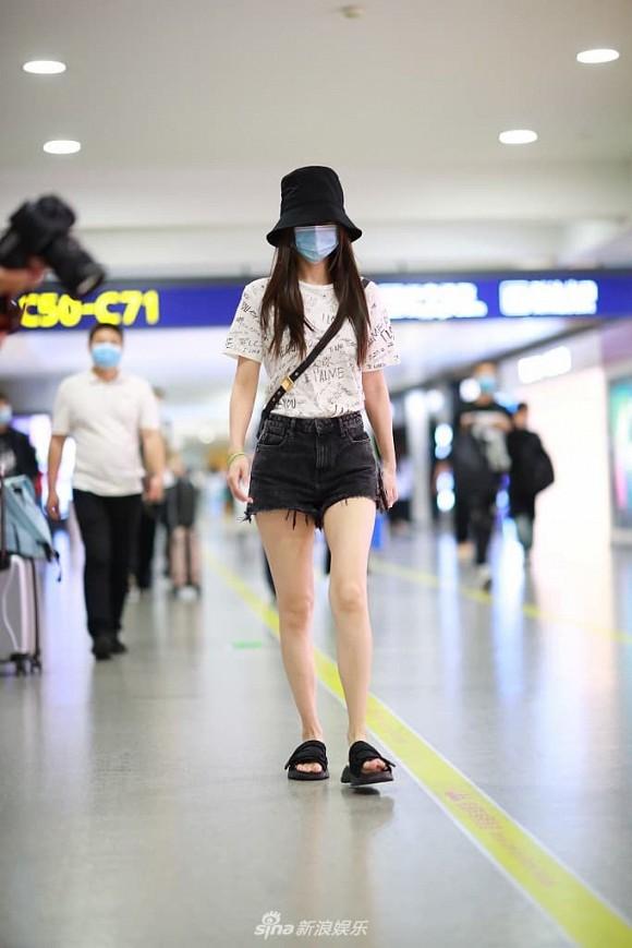 Chị đại Xa Thi Mạn chẳng ngán khi đọ chân thon với đàn em Angelababy-2