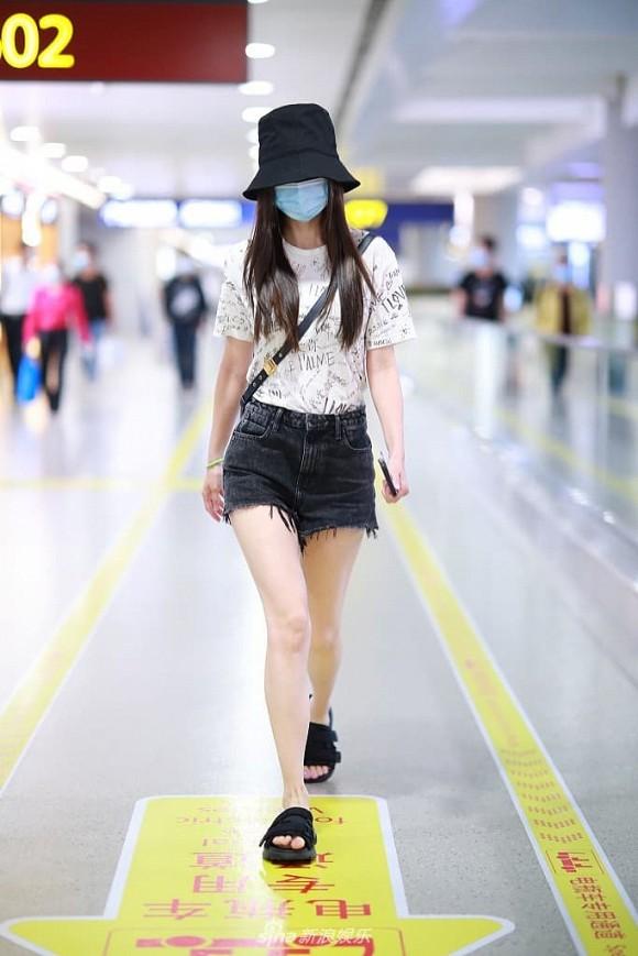 Chị đại Xa Thi Mạn chẳng ngán khi đọ chân thon với đàn em Angelababy-3