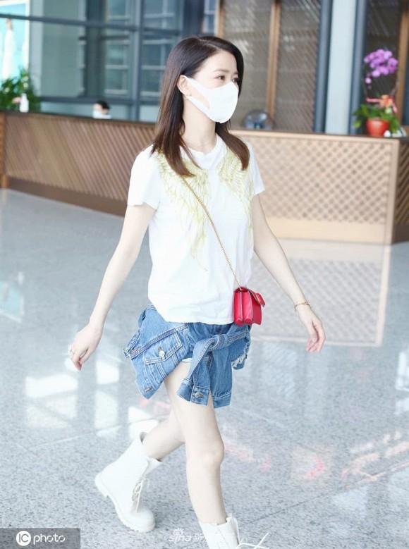 Chị đại Xa Thi Mạn chẳng ngán khi đọ chân thon với đàn em Angelababy-4