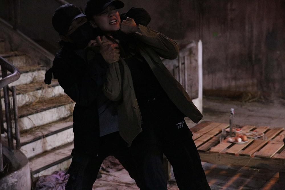 Minh Hằng đánh cascadeur bật cả máu mũi khi diễn cảnh hành động-6