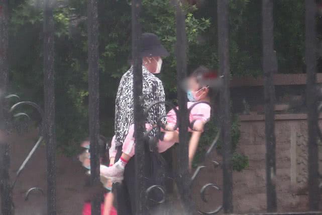 Lộ bằng chứng Giả Nãi Lượng tái hợp Lý Tiểu Lộ dù bị cắm sừng?-1