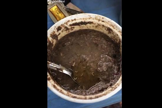 Ngồi văn vỉa hè, thanh niên tái mặt khi thấy bát mắm dòi bò lúc nhúc