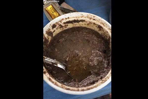 Ngồi văn vỉa hè, thanh niên tái mặt khi thấy bát mắm dòi bò lúc nhúc-1