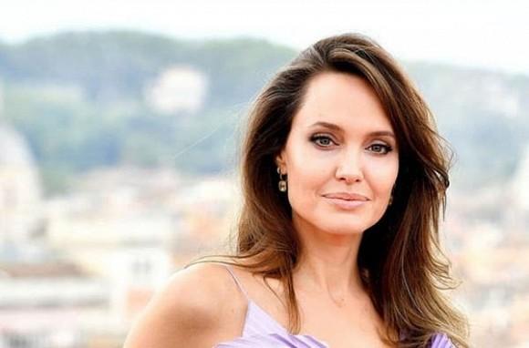 Angelina Jolie mê như điếu đổ vệ sĩ đẹp trai, Brad Pitt buồn bã và tức giận?-1