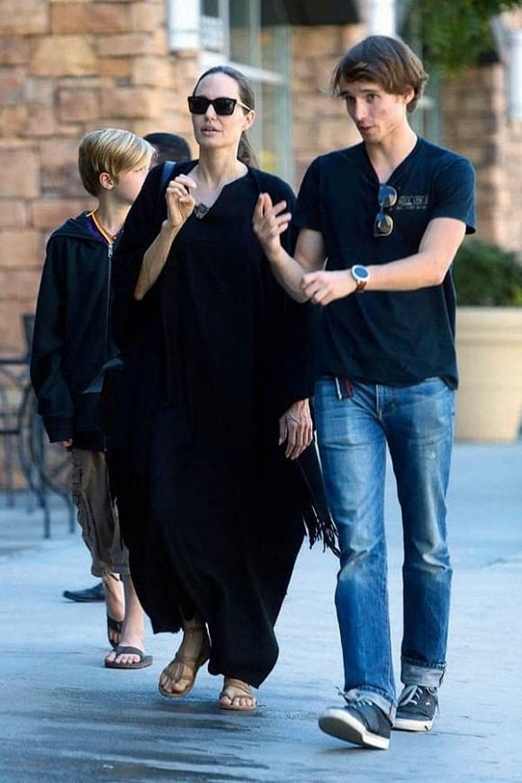 Angelina Jolie mê như điếu đổ vệ sĩ đẹp trai, Brad Pitt buồn bã và tức giận?-3