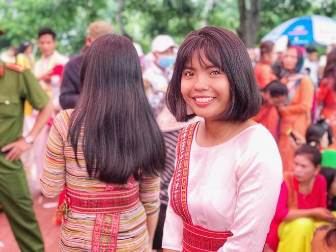 Cô gái Chăm có 2 màu mắt, là người duy nhất trong gia đình học đại học-4
