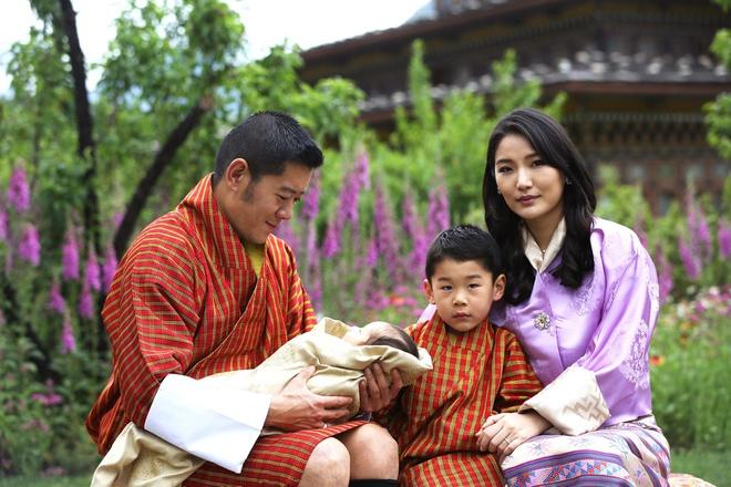Hoàng tử Bhutan ra đồng làm ruộng, không được sinh nhật tới 20 tuổi-1