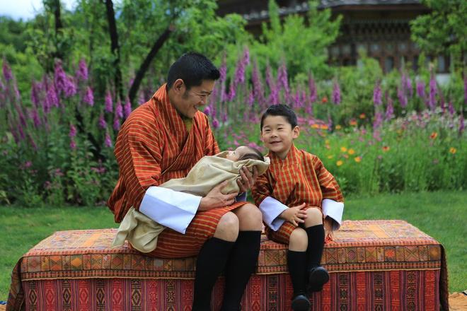 Hoàng tử Bhutan ra đồng làm ruộng, không được sinh nhật tới 20 tuổi-2