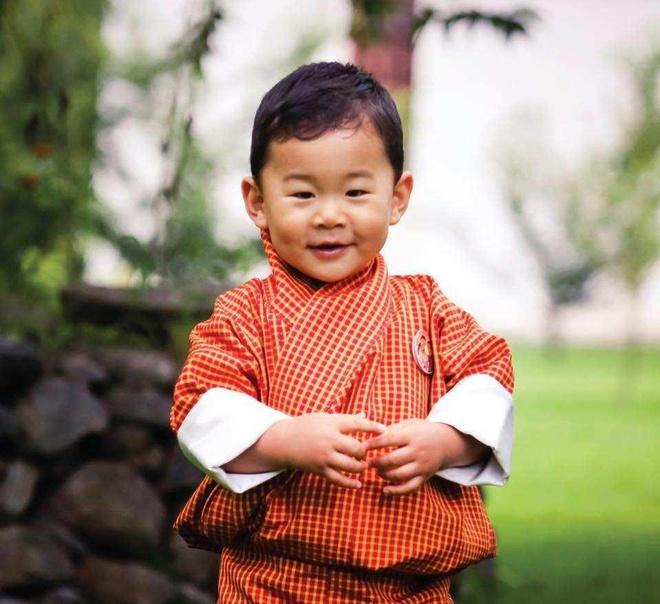 Hoàng tử Bhutan ra đồng làm ruộng, không được sinh nhật tới 20 tuổi-5