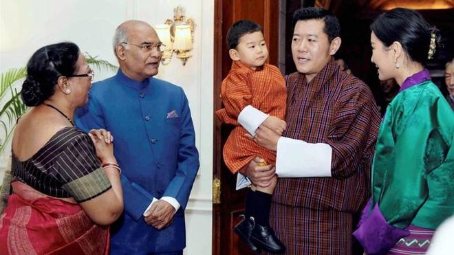 Hoàng tử Bhutan ra đồng làm ruộng, không được sinh nhật tới 20 tuổi-6