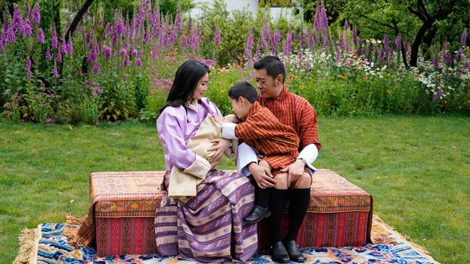 Hoàng tử Bhutan ra đồng làm ruộng, không được sinh nhật tới 20 tuổi-7