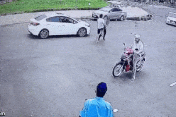Clip: Bị nhắc đỗ ô tô ở cổng bệnh viện, người đàn ông lao xuống bóp cổ bảo vệ