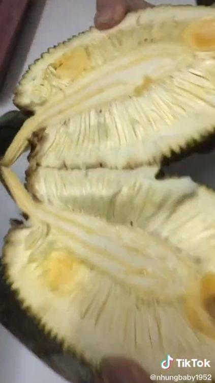 Tin anh bán mít dám bổ cả quả cho ăn thử chắc ngọt rồi mới mua, ai ngờ nhận trái đắng-4