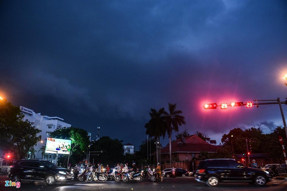 Cơn mưa vàng giải nhiệt Hà Nội sau chuỗi ngày oi bức-1