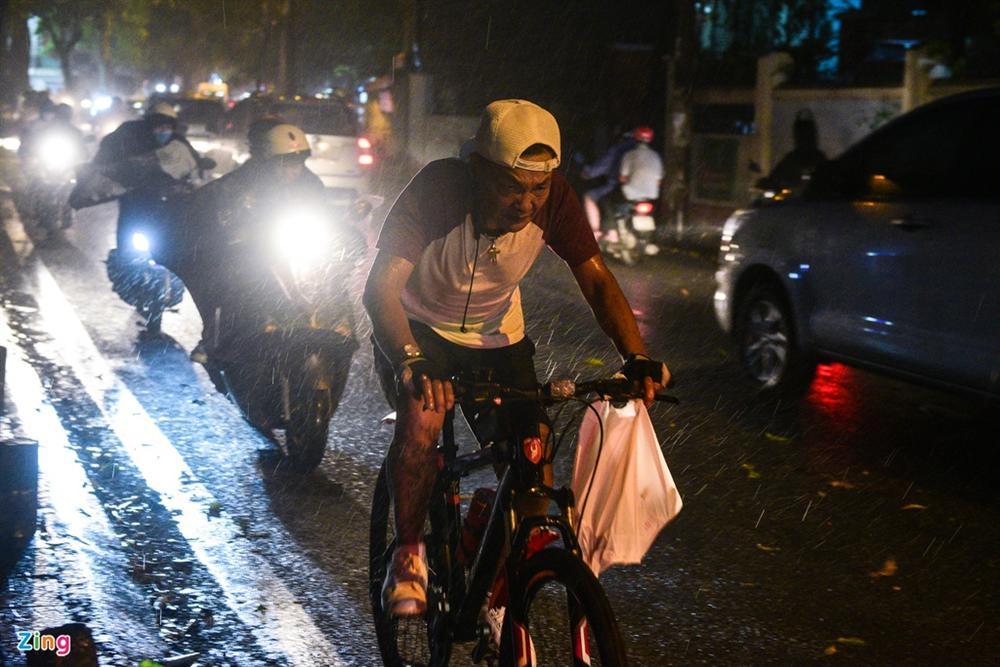 Cơn mưa vàng giải nhiệt Hà Nội sau chuỗi ngày oi bức-2