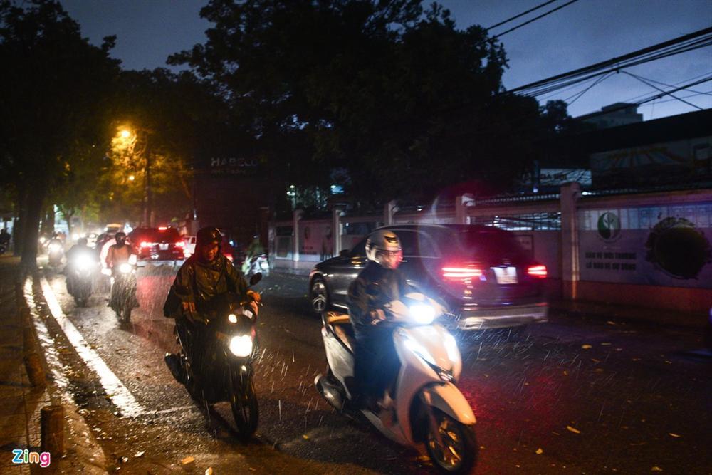 Cơn mưa vàng giải nhiệt Hà Nội sau chuỗi ngày oi bức-4