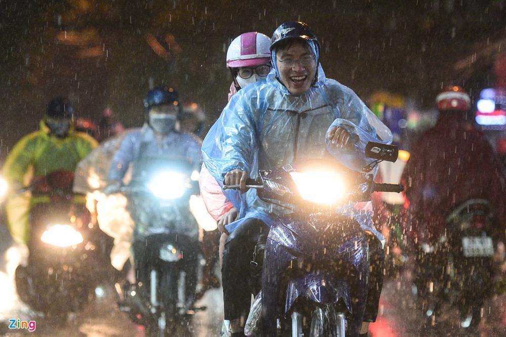 Cơn mưa vàng giải nhiệt Hà Nội sau chuỗi ngày oi bức-5