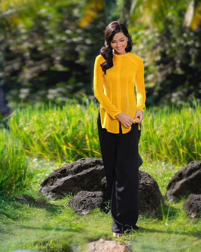 HHen Niê vừa đi xe máy giữa trời mưa vừa hát: Tinh thần văn nghệ cứ gọi là đỉnh-2