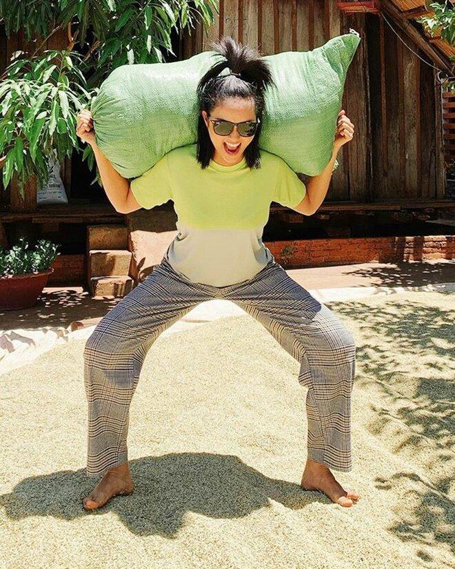 HHen Niê vừa đi xe máy giữa trời mưa vừa hát: Tinh thần văn nghệ cứ gọi là đỉnh-3