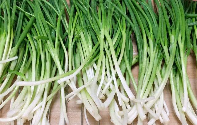 Mua nhiều hành lá về ăn không hết, hãy làm ngay cách này sẽ để được nửa năm-2