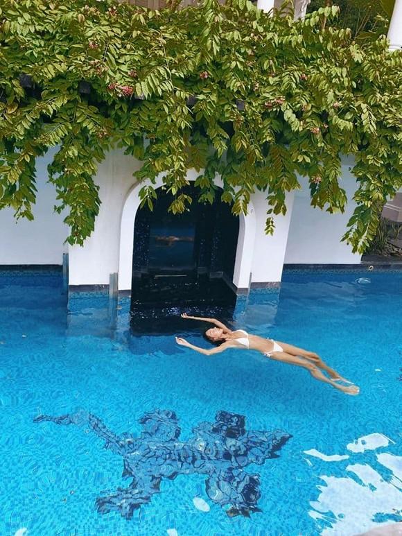 Minh Triệu diện bikini nhỏ xíu bốc lửa, tạo dáng lạ bên tượng rắn-5