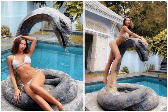 Minh Triệu diện bikini nhỏ xíu bốc lửa, tạo dáng lạ bên tượng rắn