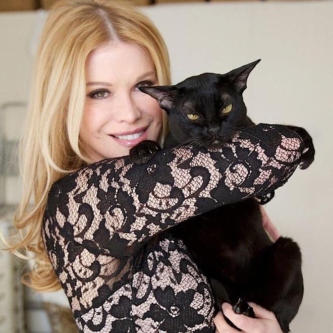 Người phụ nữ dao kéo nhiều nhất thế giới trẻ trung ở tuổi 64-1