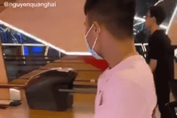 Quang Hải vui hết nấc khi diễn điệu nhảy 'đau tay' của Sơn Tùng M-TP
