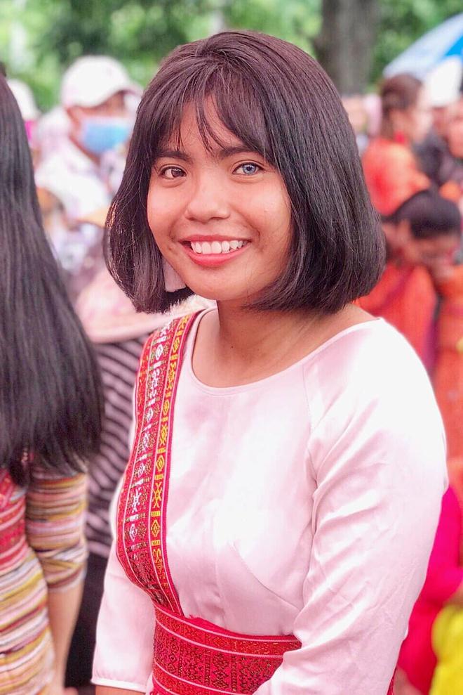 Do yêu thích lữ hành và muốn được khám phá nhiều địa danh của đất nước, SaPa chọn học khoa Quản trị du lịch và lữ hành của Đại học Nha Trang. Trong nhà, nữ sinh 19 tuổi là người duy nhất đủ học lực để học lên đại học. Bởi vậy, cô càng quyết tâm học tập với hy vọng giúp gia đình có cuộc sống tốt hơn trong tương lai. Ảnh: NVCC.