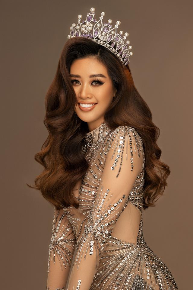 Khánh Vân bị nhắc nhở quá phụ thuộc ê-kíp, khó tỏa sáng tại Miss Universe-7