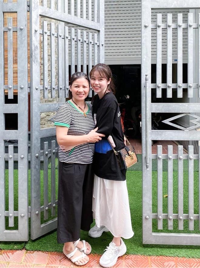 Kỷ niệm 1 tháng yêu, Quang Hải tặng Huỳnh Anh bó hoa hồng siêu khổng lồ-2