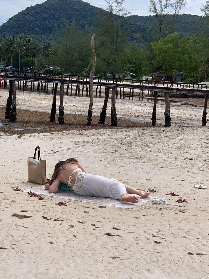 Cặp trai gái đua nhau bắt sao biển vô tội vạ ở Phú Quốc chỉ để thỏa mãn sống ảo-2