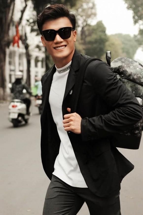 Bùi Tiến Dũng diện vest bảnh như chú rể, gợi nhớ đến pha catwalk như đi chợ-6