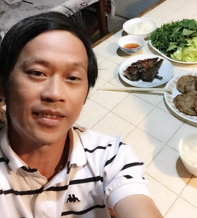 Hoài Linh co ro gặm bánh mì, fan xót xa vì danh hài quá đạm bạc-3