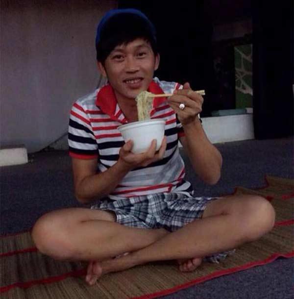 Hoài Linh co ro gặm bánh mì, fan xót xa vì danh hài quá đạm bạc-5