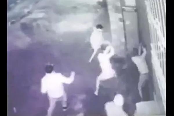 Rùng mình nhìn nhóm côn đồ đánh gãy tay chân nạn nhân ở Bảo Lộc-1